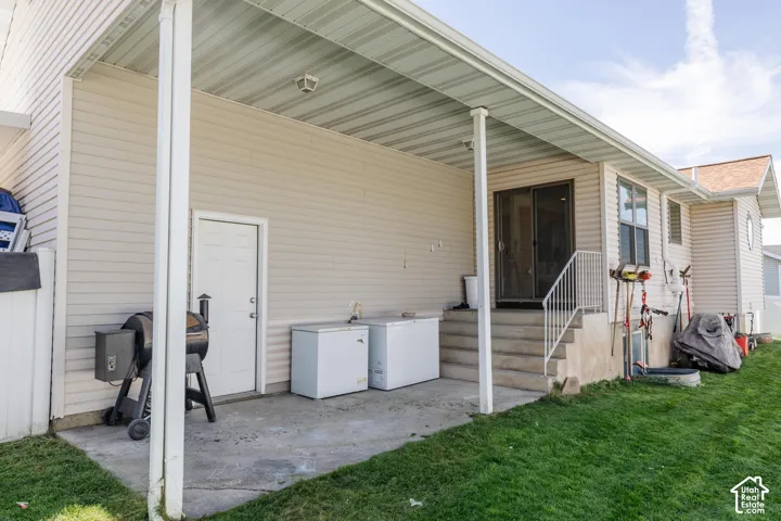 Covered patio with concrete flooring