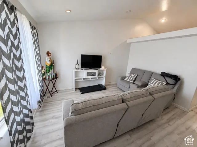 Vaulted ceiling with recessed lighting