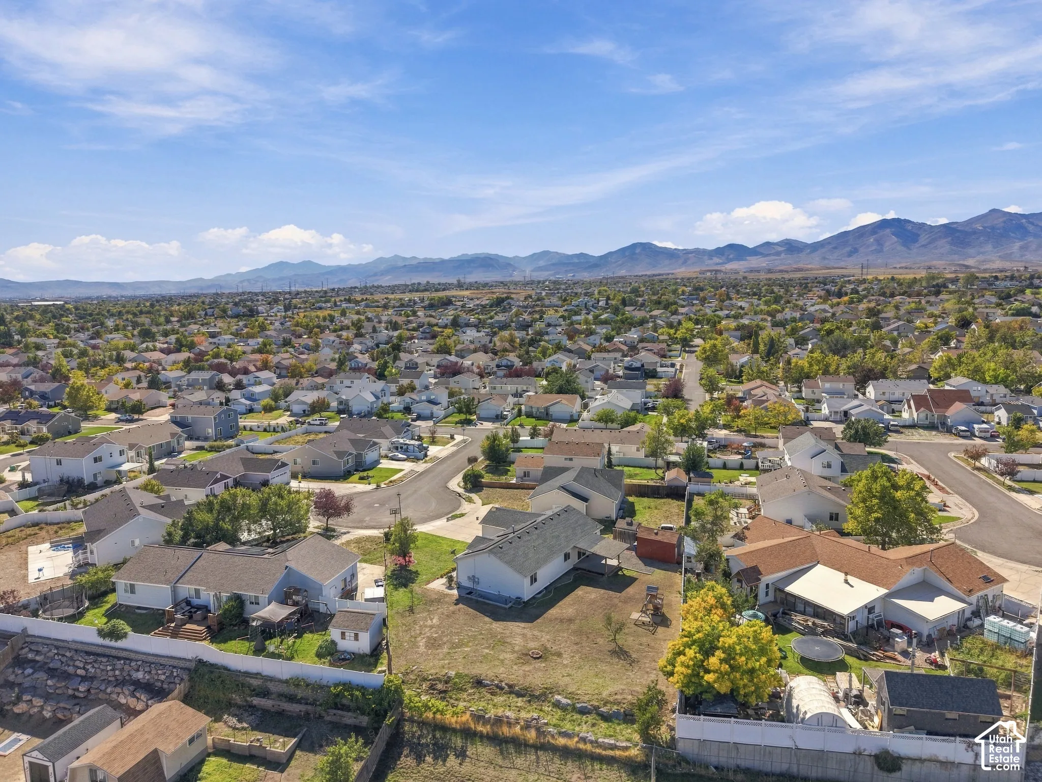 Expansive neighborhood with widespread residential development and distant mountain ranges