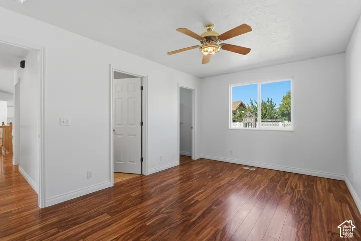Ceiling fan with light fixture