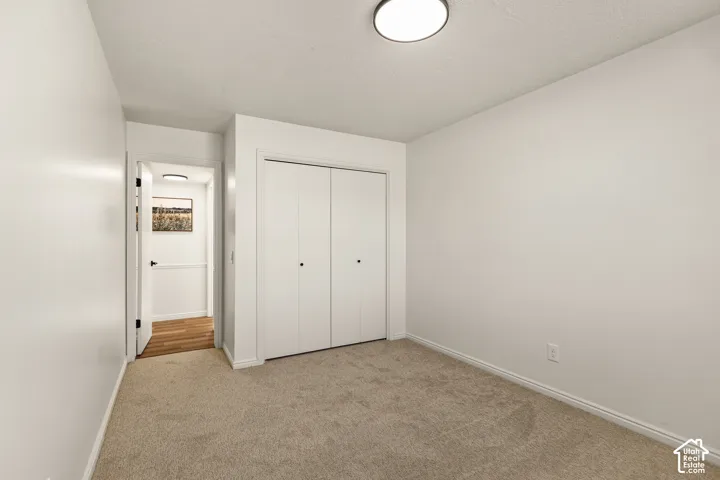 Wall-to-wall carpeting and neutral wall finishes