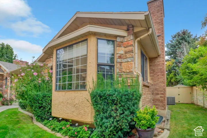 Bay window row end town home, side yard w manicured lawn