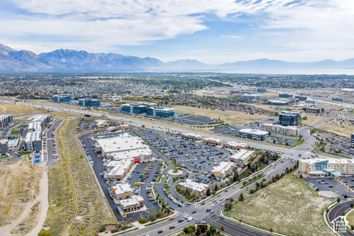 Harmons, Carfe Rio, Tsunami and many more restaurants and retails stores within walking distance from the home