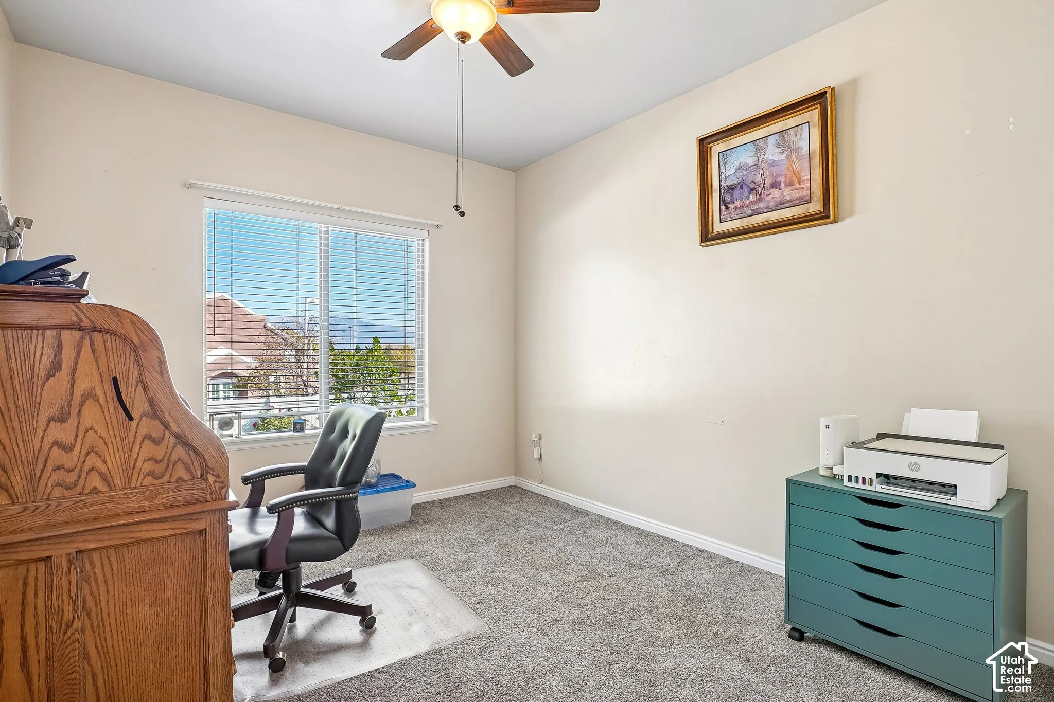 Recessed window with horizontal blinds