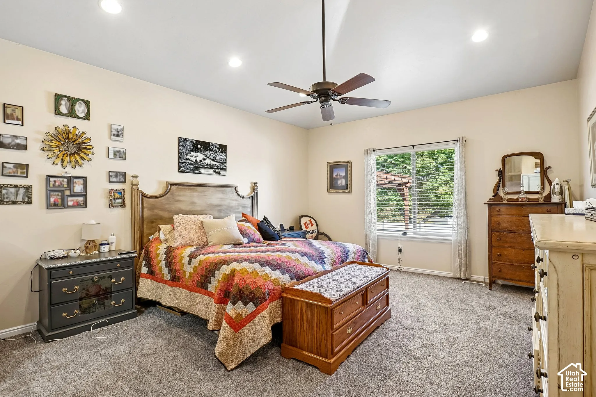 Vaulted ceiling with a ceiling fan, recessed lighting, double-pane window, and textured carpet