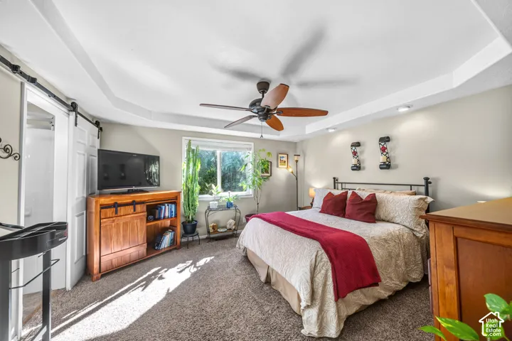 Tray ceiling with recessed lighting and ceiling fan