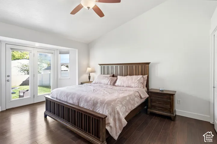 Vaulted ceiling with a ceiling fan