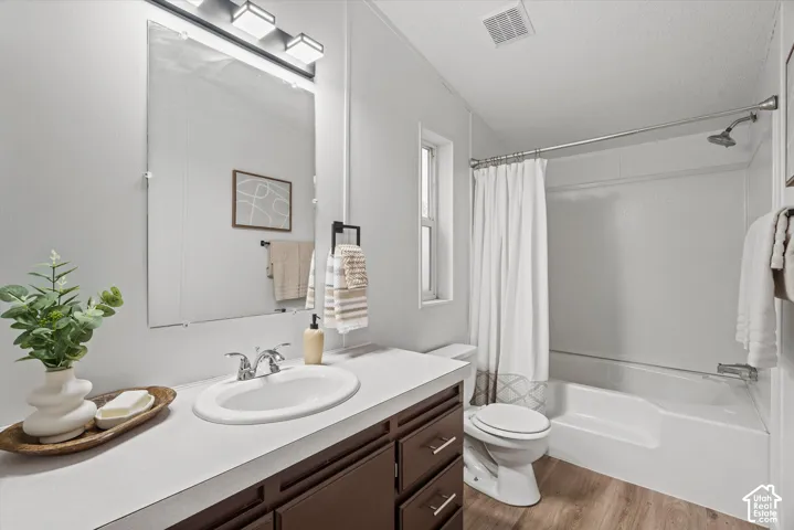 Primary bathroom with beautiful garden tub.