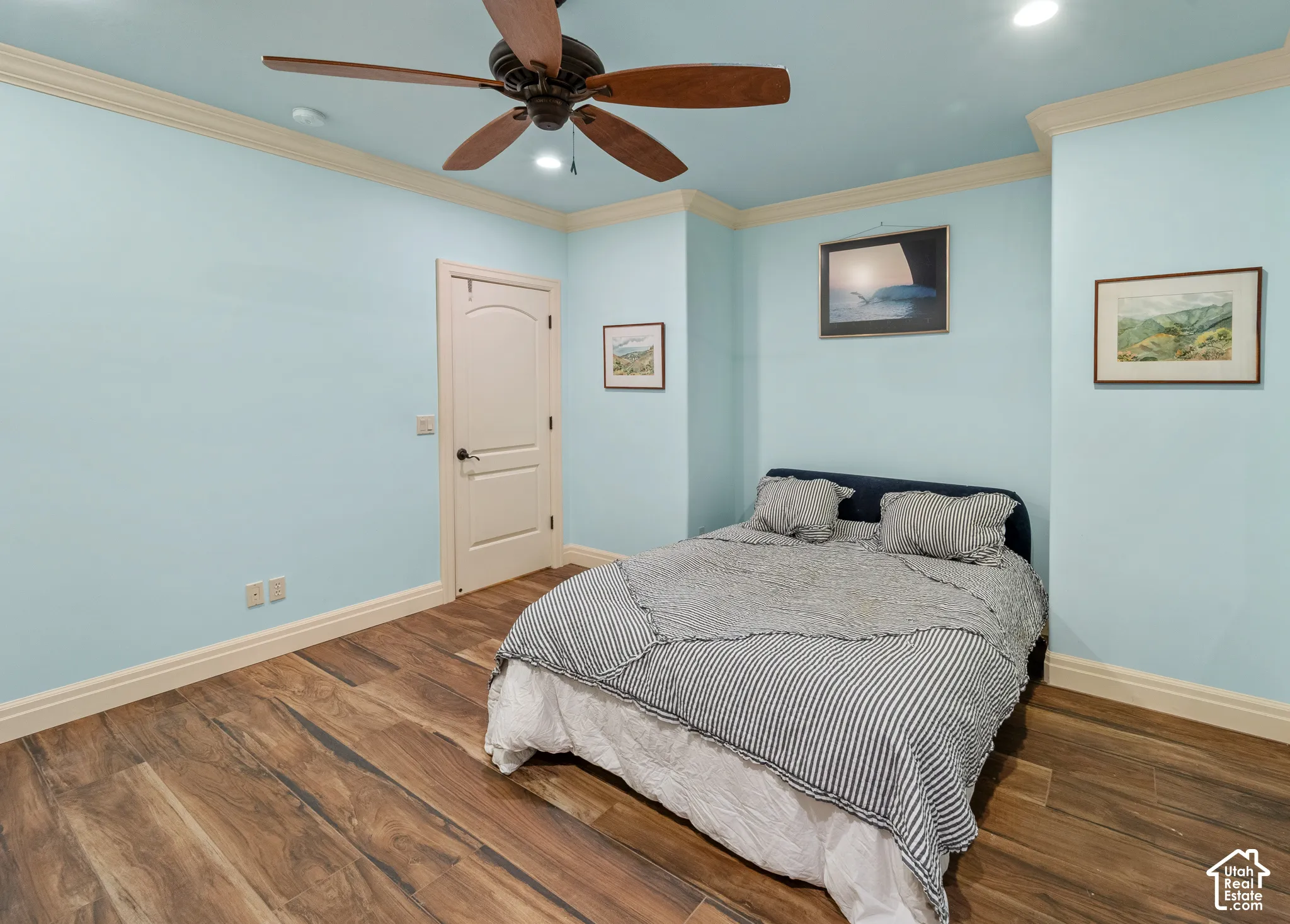 Bedroom 5 in the basement is quite large with its inviting beach feel. Your guests or family will feel calm and relaxed in this space.