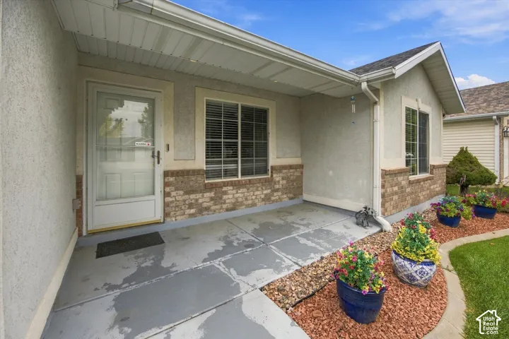 Covered front porch with stucco and brick facade