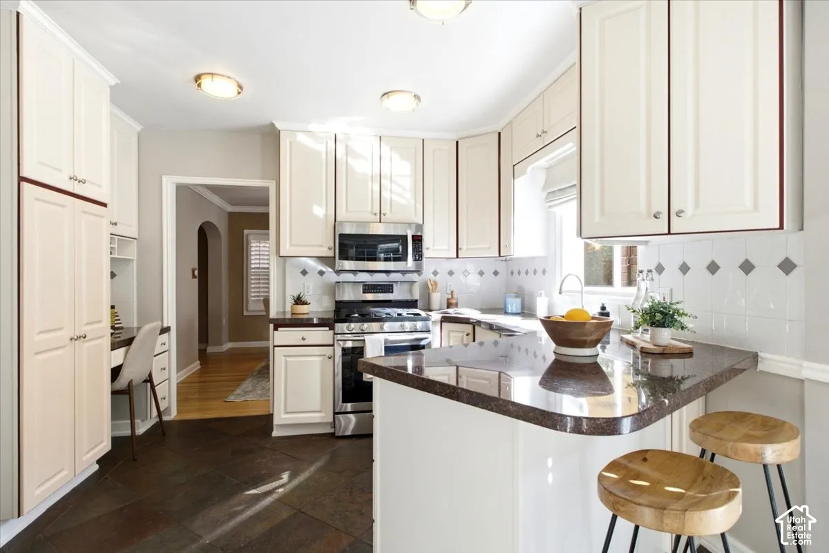 Breakfast bar area of kitchen
