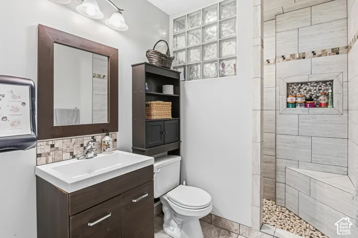 Tiled shower with built-in bench and pebble flooring