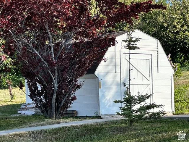 Storage shed on lot 160