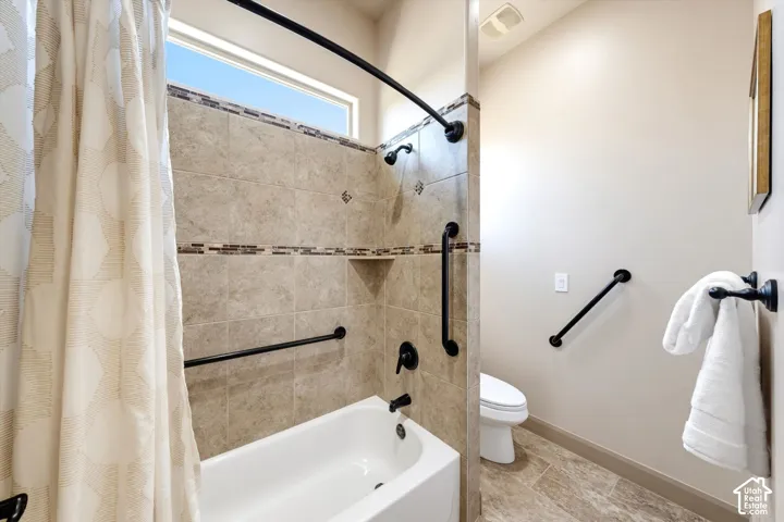 Tub/shower combination with tile surround and decorative mosaic accent
