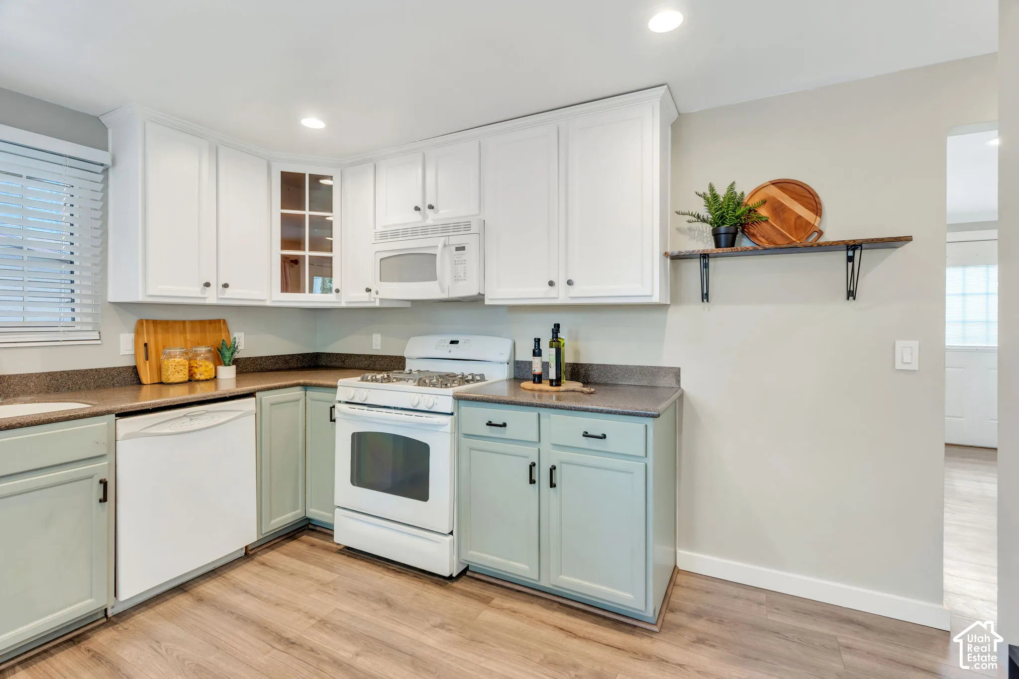 Two tone modern kitchen