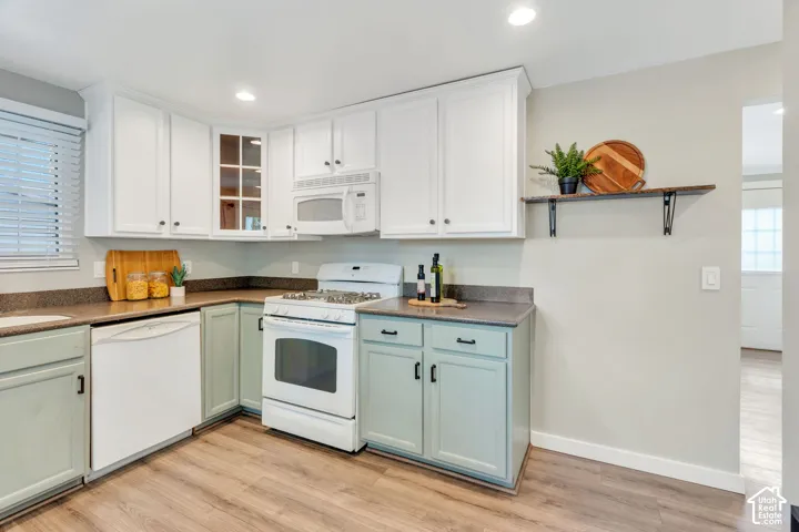 Two-tone modern kitchen