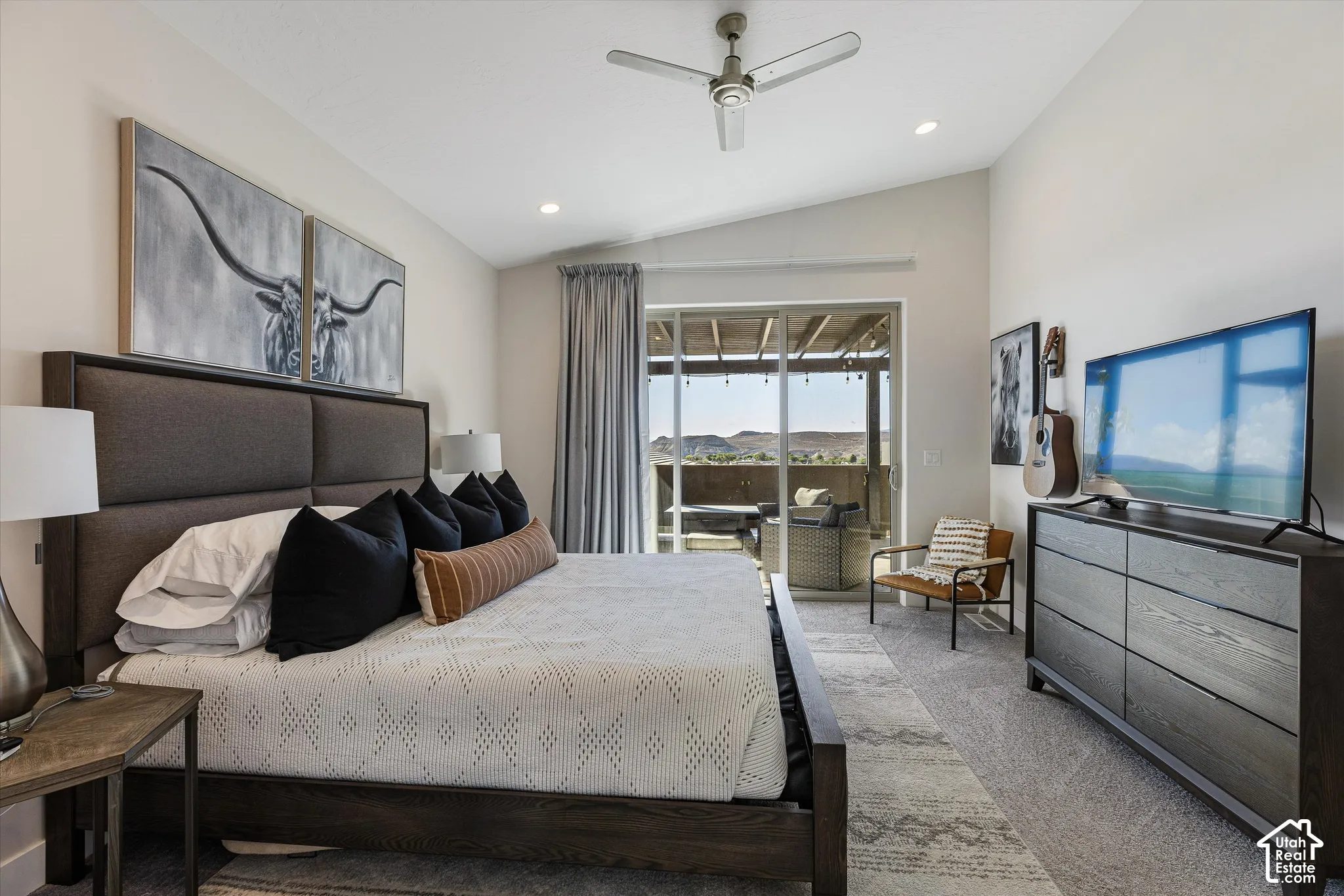 Vaulted ceiling with recessed lighting and ceiling fan