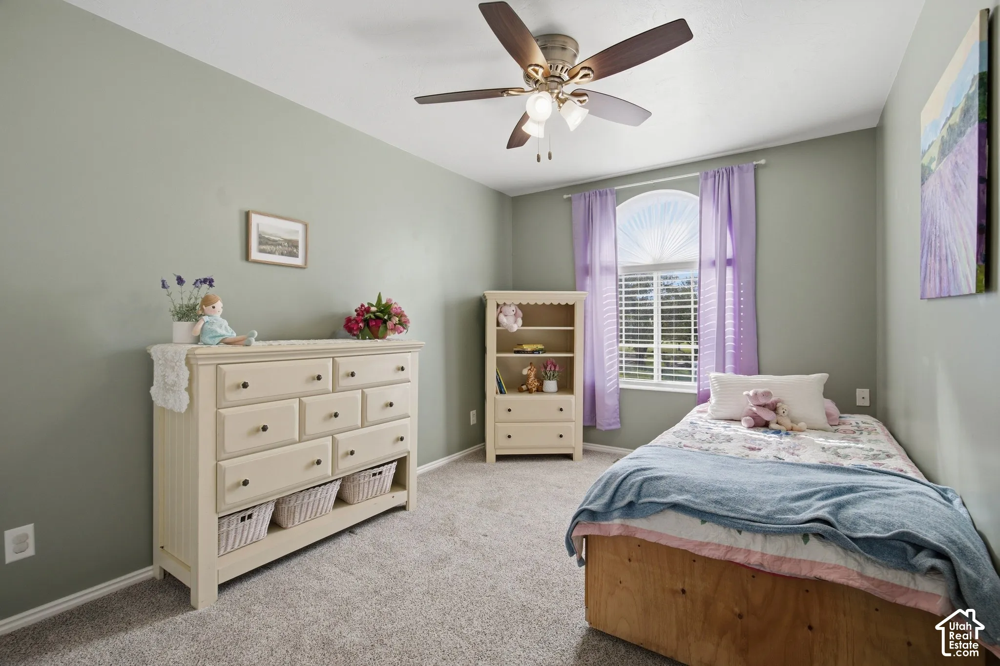 Recessed window with arched transom, ceiling fan with integrated lighting, and neutral-toned carpeting