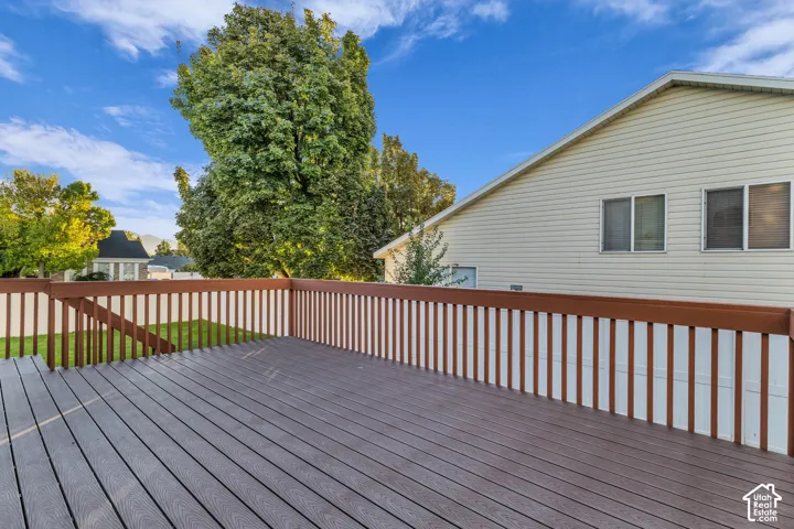 Expansive composite decking with brown railing and white balusters