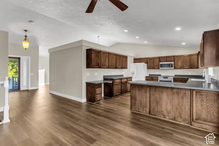 Expansive area leading to kitchen dinning