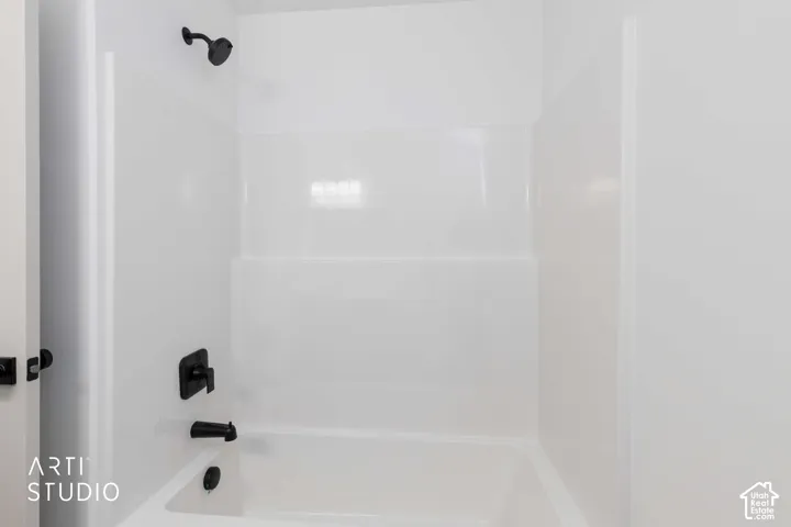Main floor full bathroom