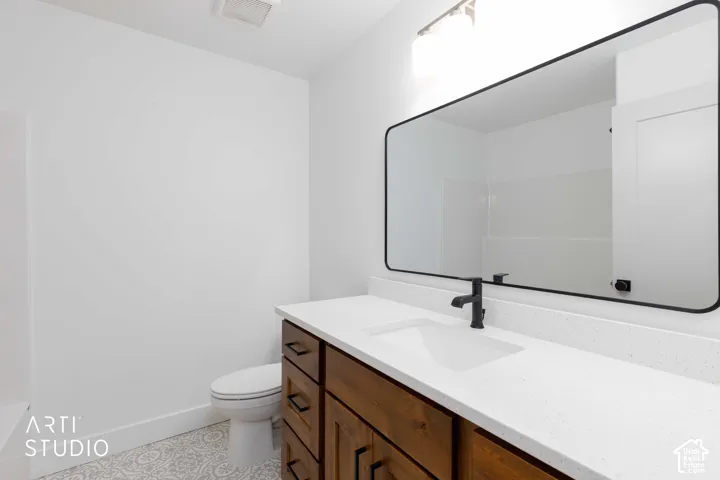 Main floor full bathroom