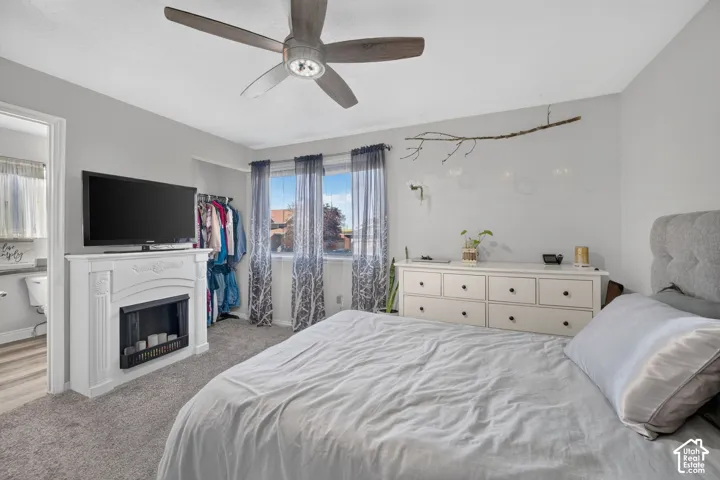 Ceiling fan with integrated lighting