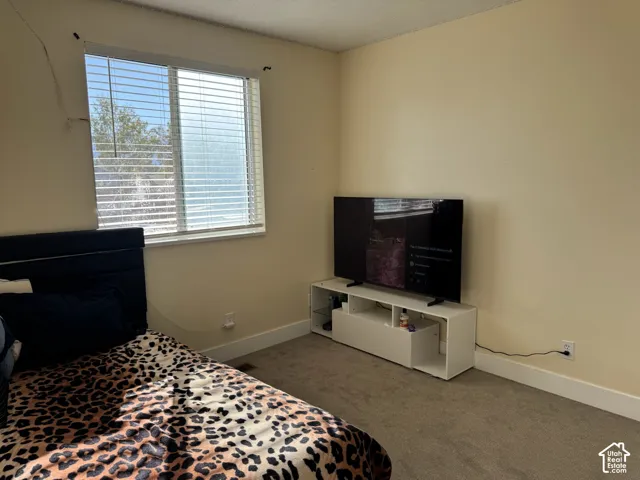 Recessed window with horizontal blinds