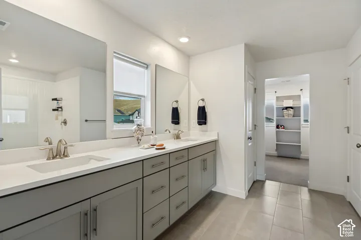 Dual vanity with undermount sinks and light-toned countertops