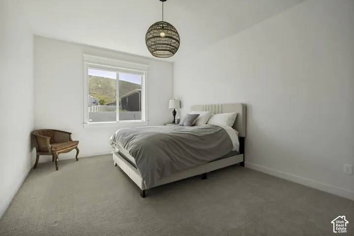 Recessed window framing, neutral wall tones, and carpet flooring