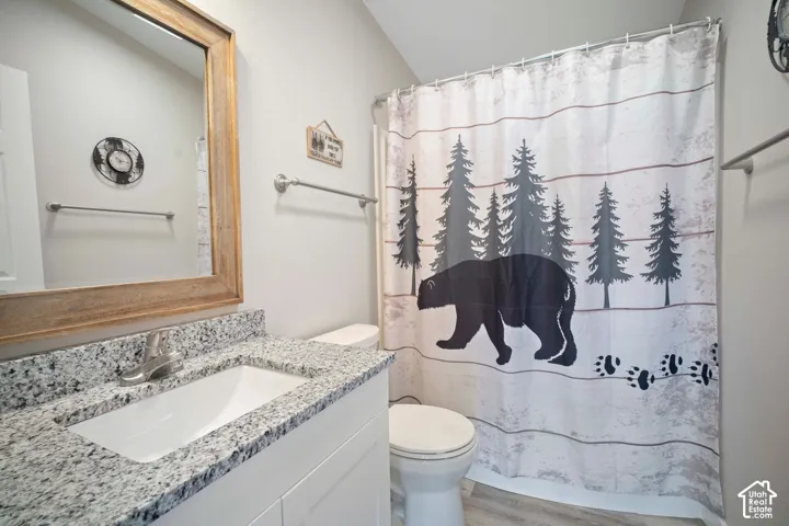 White vanity with an integrated sink and speckle-patterned countertop