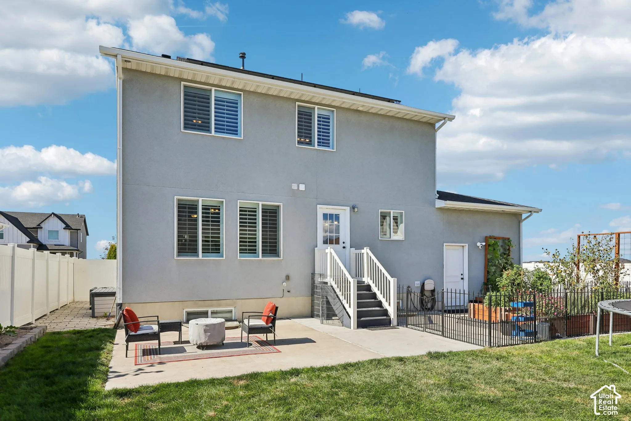 Stucco exterior with multiple windows featuring horizontal blinds