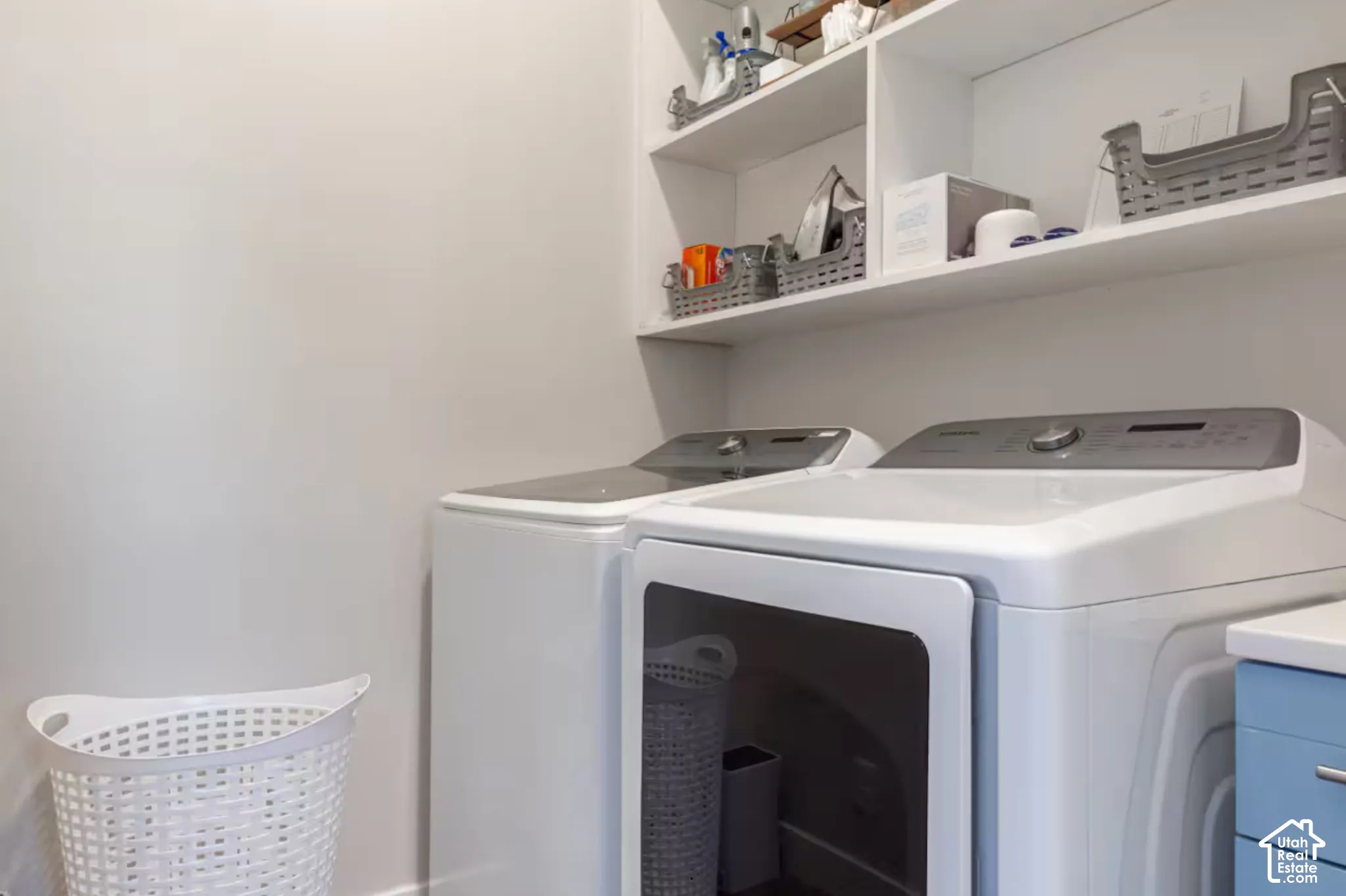 Integrated laundry appliances with upper storage shelving
