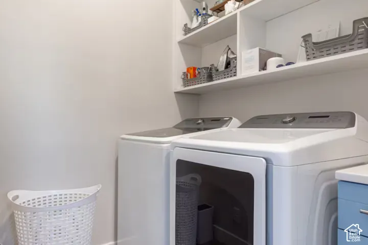 Integrated laundry appliances with upper storage shelving