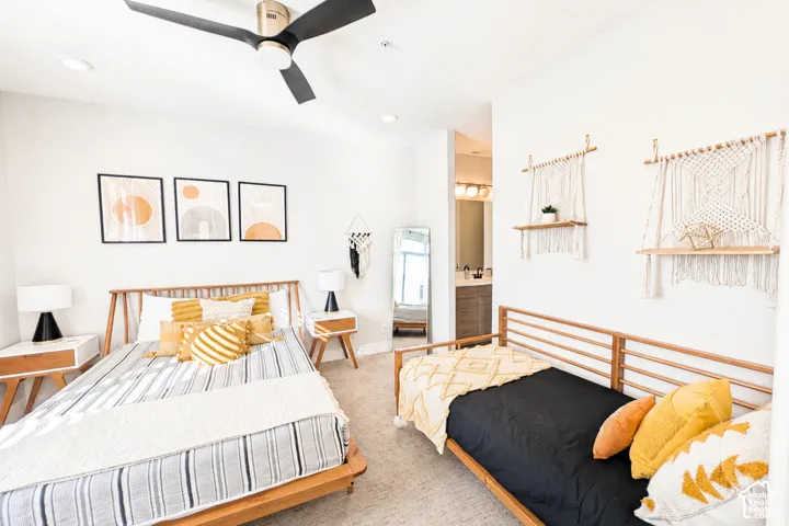 Ceiling fan with integrated lighting