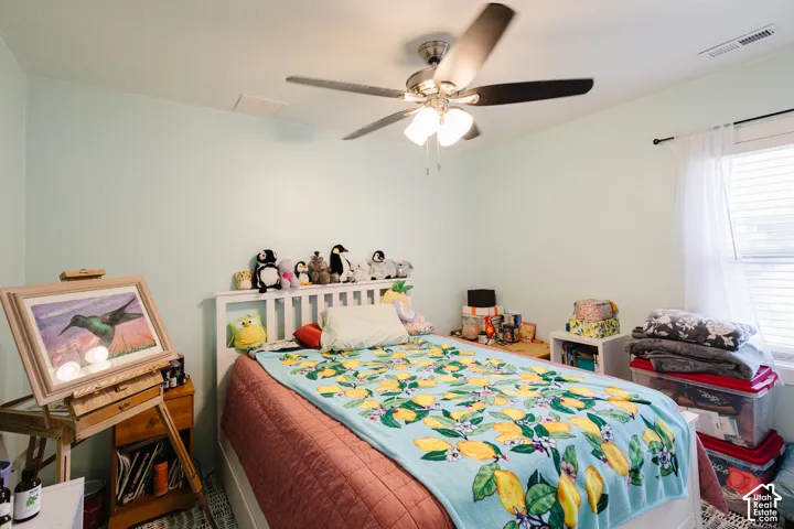 Ceiling fan with integrated lighting