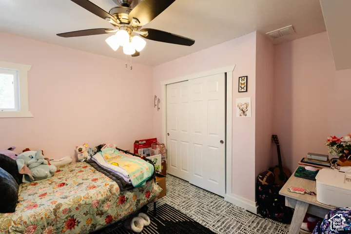 Recessed window with white trim, ceiling fan with integrated lighting, and white bi-fold closet doors