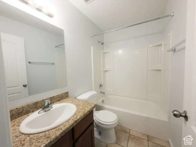 Full Bath between upstairs bedrooms