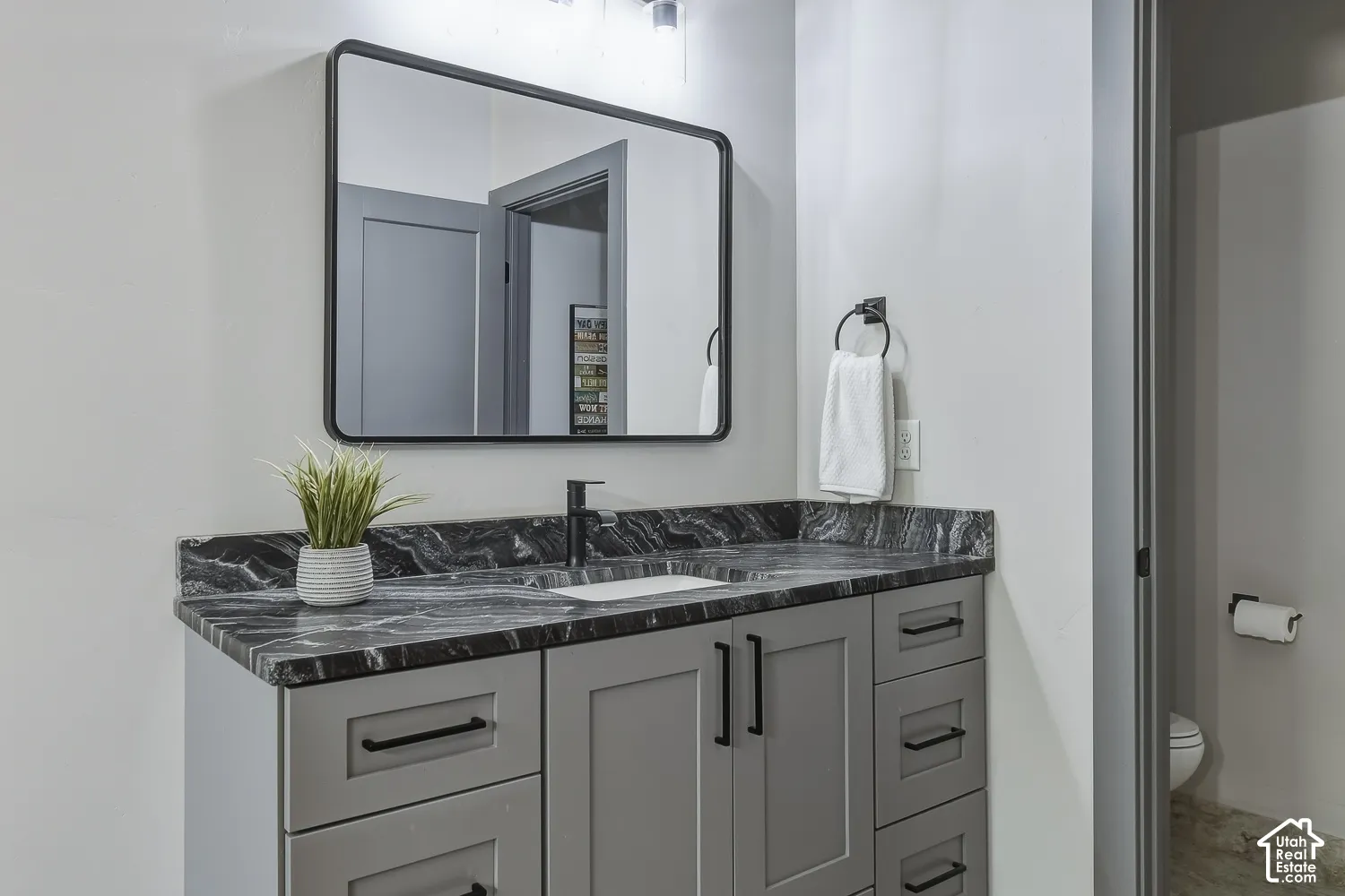 Second vanity in primary ensuite