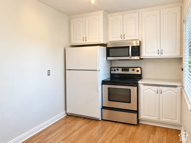 Kitchen, laminate flooring, stainless appliances