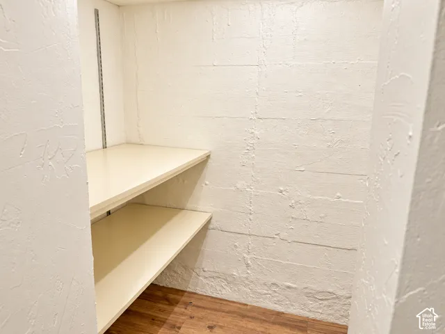 Adjustable shelving system with laminate floor