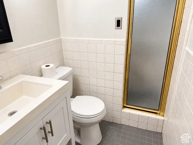 3/4 bath with large shower