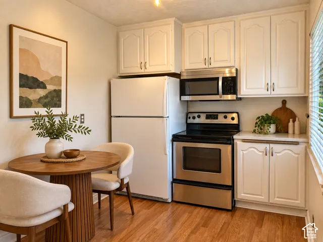 Kitchen, laminate flooring, stainless appliances