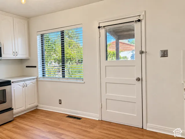 Kitchen, laminate flooring, stainless appliances