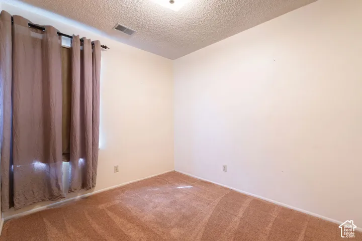 Neutral wall finishes with textured ceiling