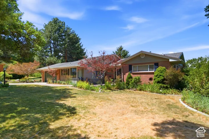Single-story residence featuring brick and siding exterior