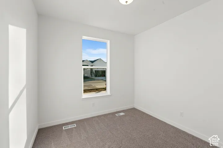 Neutral wall finishes, recessed window, and carpeted flooring