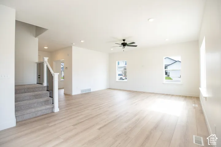 Great family room with 9' ceiling and ceiling fan.