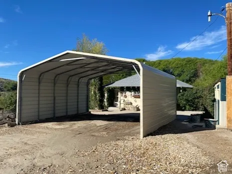 Extended metal carport structure