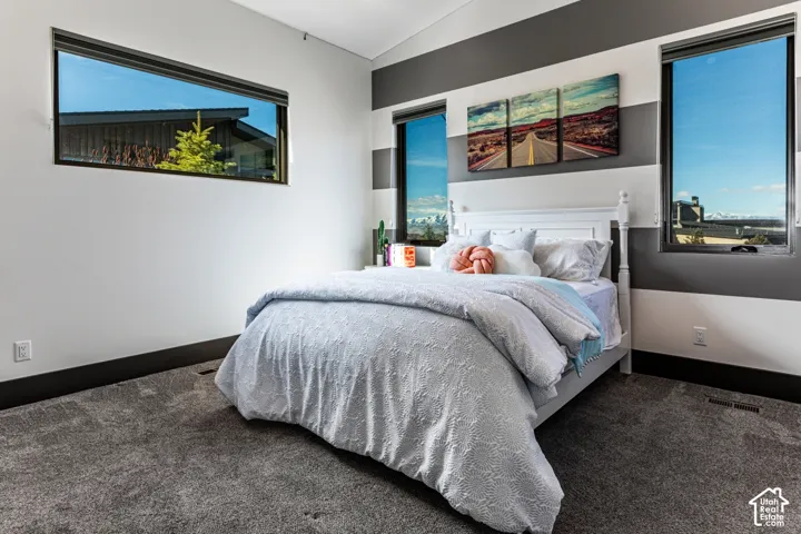 Integrated windows, striped accent wall, and dark gray carpeting
